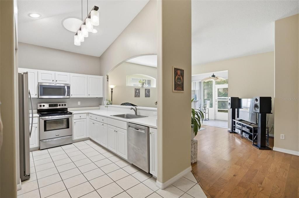 Activo con contrato: $289,000 (3 camas, 2 baños, 1369 Pies cuadrados)
