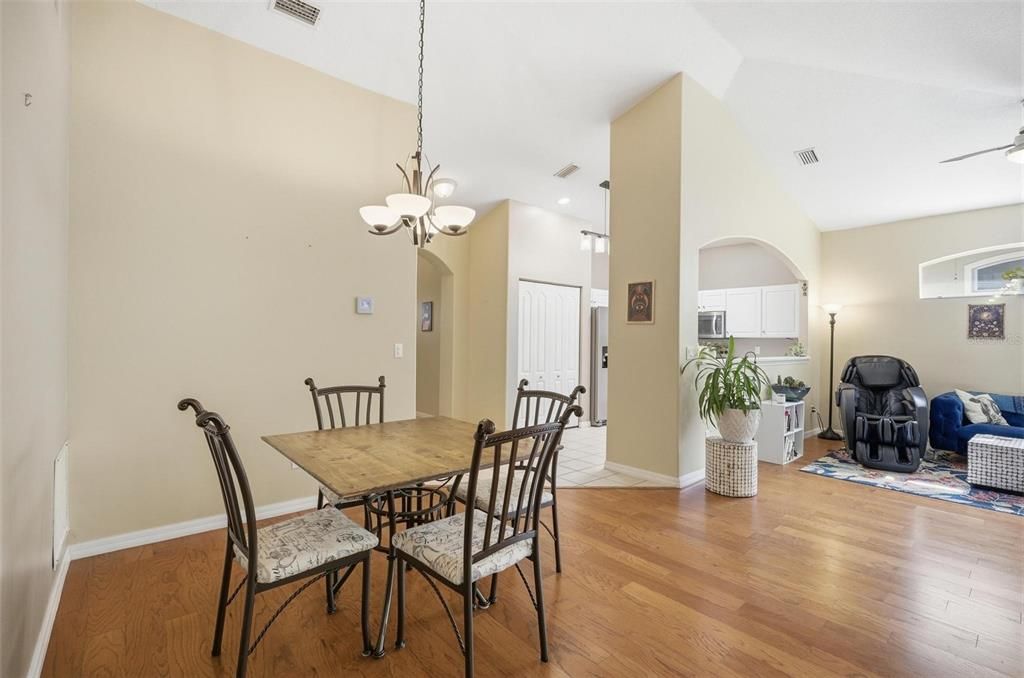 Activo con contrato: $289,000 (3 camas, 2 baños, 1369 Pies cuadrados)