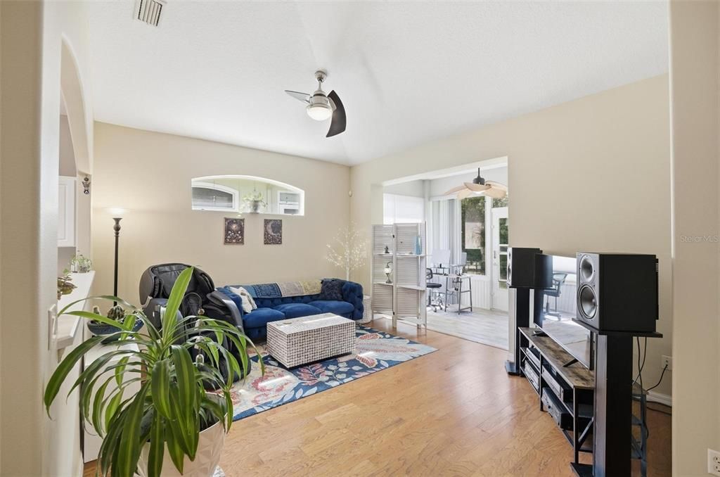Activo con contrato: $289,000 (3 camas, 2 baños, 1369 Pies cuadrados)