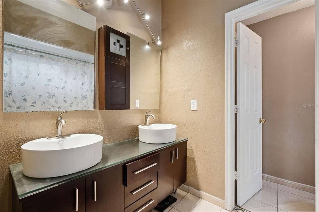Active With Contract: $325,000 (3 beds, 2 baths, 1705 Square Feet)