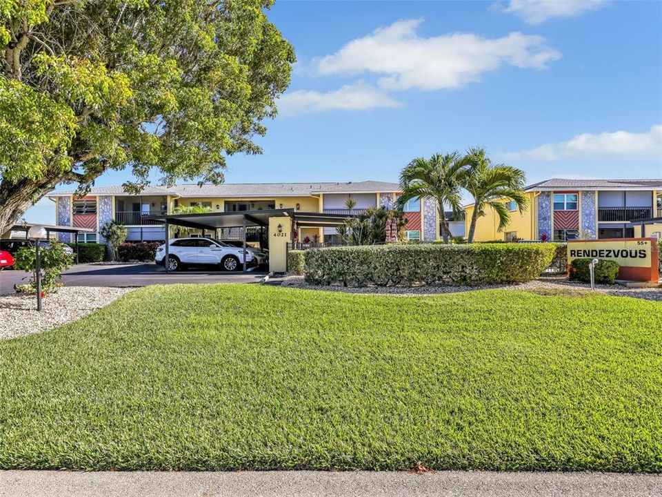 For Sale: $229,000 (2 beds, 2 baths, 974 Square Feet)