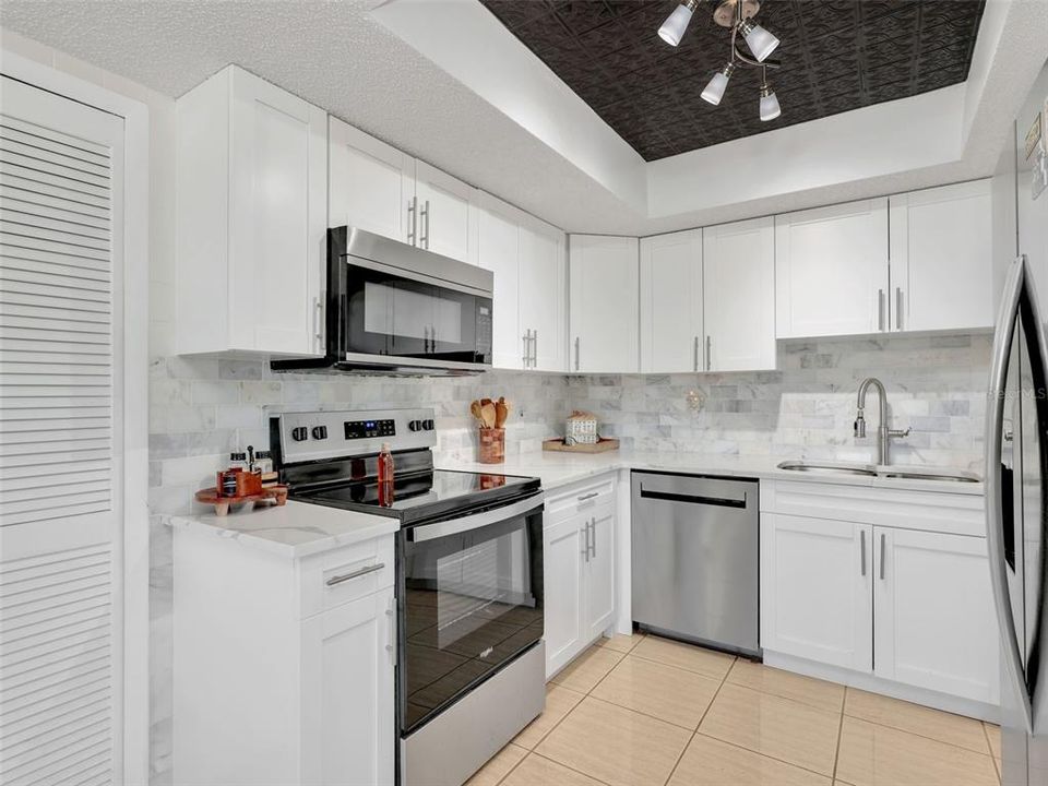 For Sale: $229,000 (2 beds, 2 baths, 974 Square Feet)