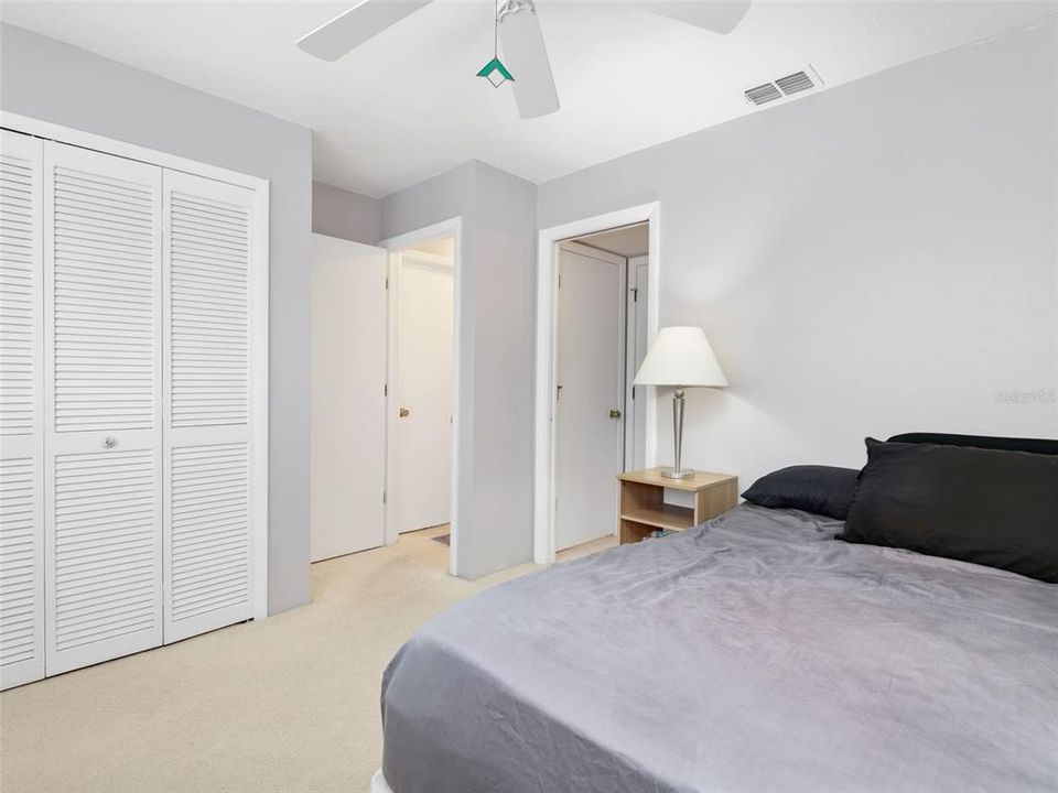 For Sale: $229,000 (2 beds, 2 baths, 974 Square Feet)