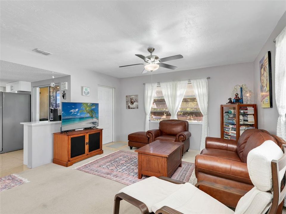 For Sale: $229,000 (2 beds, 2 baths, 974 Square Feet)