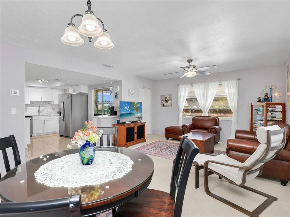 For Sale: $229,000 (2 beds, 2 baths, 974 Square Feet)