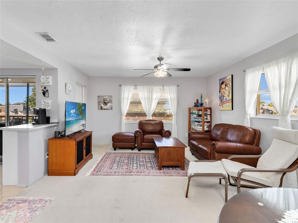 For Sale: $229,000 (2 beds, 2 baths, 974 Square Feet)