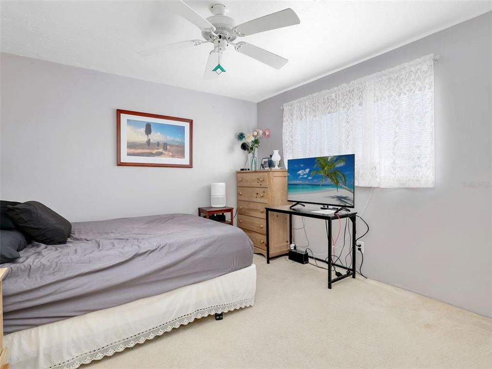 For Sale: $229,000 (2 beds, 2 baths, 974 Square Feet)