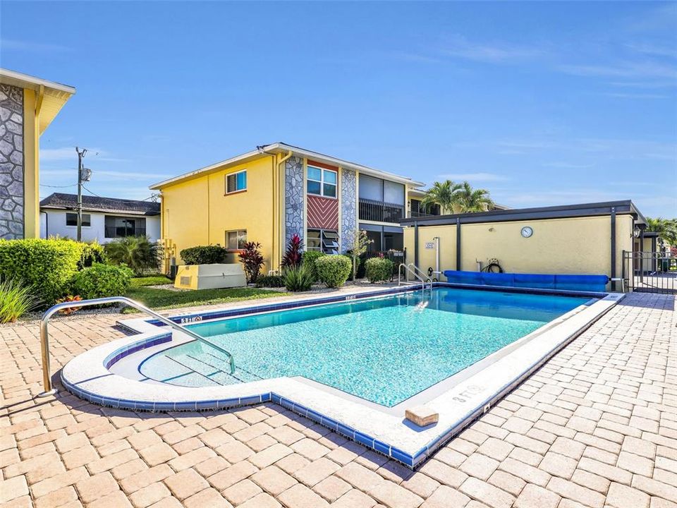 For Sale: $229,000 (2 beds, 2 baths, 974 Square Feet)
