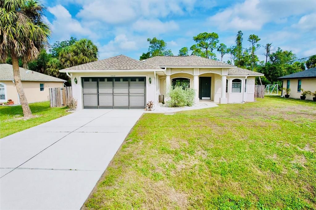 Active With Contract: $350,000 (3 beds, 2 baths, 1636 Square Feet)