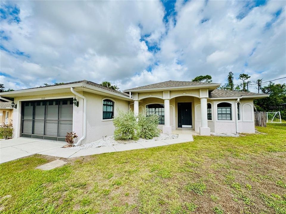 Active With Contract: $350,000 (3 beds, 2 baths, 1636 Square Feet)