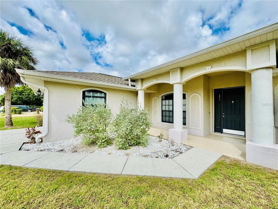 Active With Contract: $350,000 (3 beds, 2 baths, 1636 Square Feet)