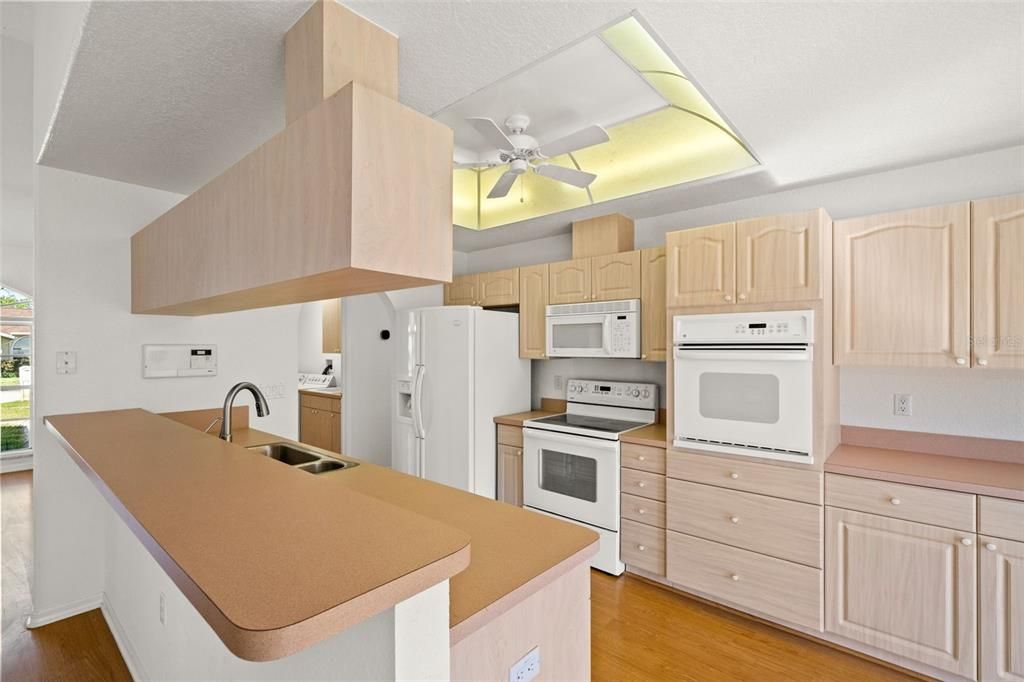 Под контрактом: $325,000 (3 спален, 2 ванн, 1866 Квадратных фут)
