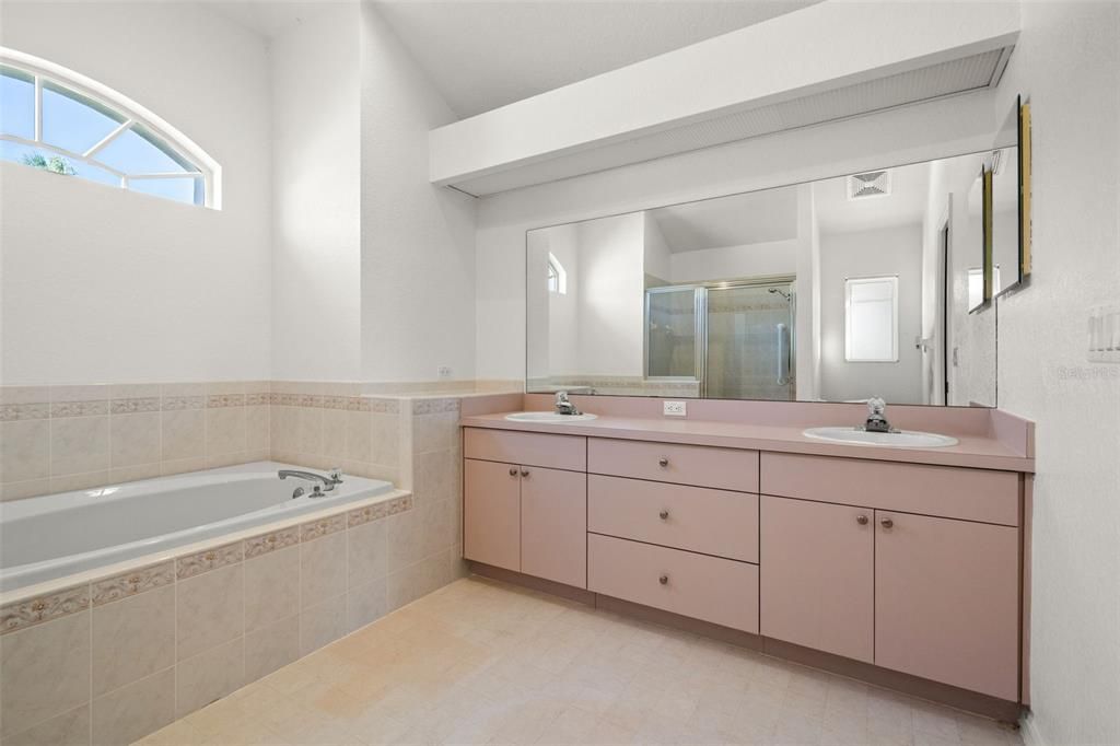 Под контрактом: $325,000 (3 спален, 2 ванн, 1866 Квадратных фут)