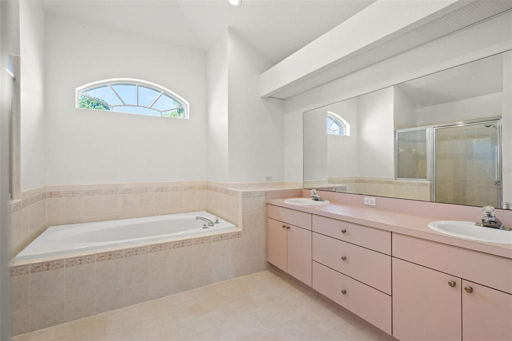Под контрактом: $325,000 (3 спален, 2 ванн, 1866 Квадратных фут)