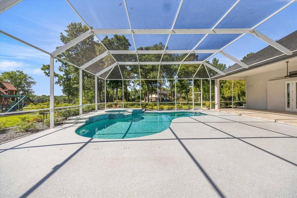 Activo con contrato: $1,379,000 (5 camas, 3 baños, 4330 Pies cuadrados)