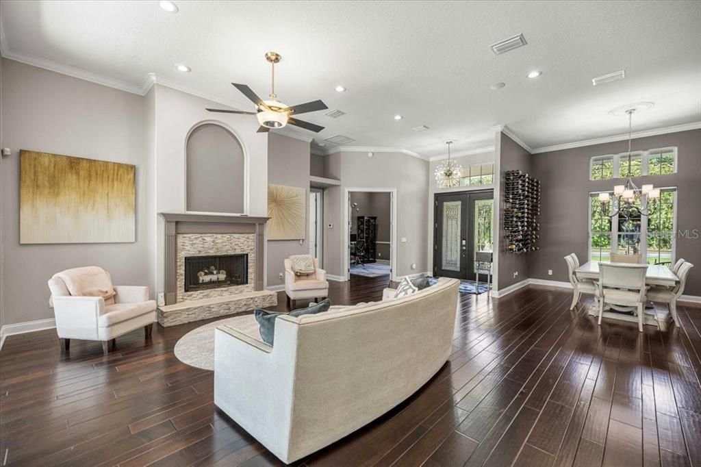 Activo con contrato: $1,379,000 (5 camas, 3 baños, 4330 Pies cuadrados)