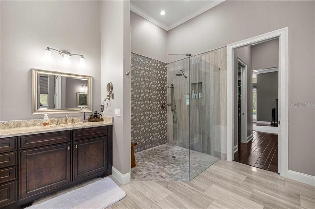 Activo con contrato: $1,379,000 (5 camas, 3 baños, 4330 Pies cuadrados)