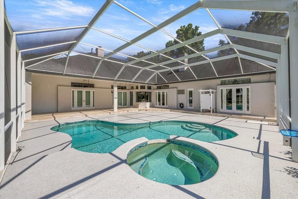 Activo con contrato: $1,379,000 (5 camas, 3 baños, 4330 Pies cuadrados)
