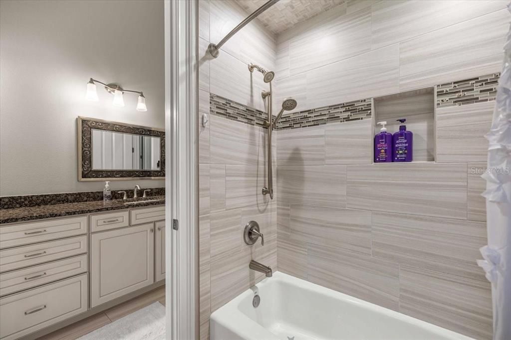 Activo con contrato: $1,379,000 (5 camas, 3 baños, 4330 Pies cuadrados)