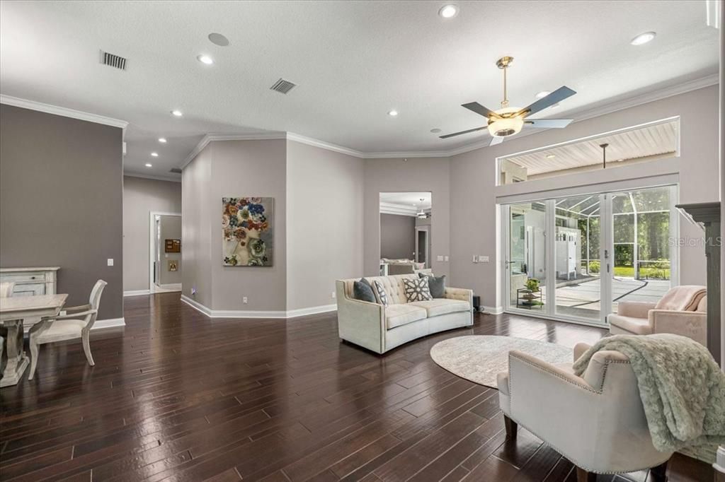 Activo con contrato: $1,379,000 (5 camas, 3 baños, 4330 Pies cuadrados)