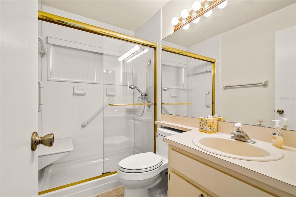 Activo con contrato: $229,000 (3 camas, 2 baños, 1630 Pies cuadrados)