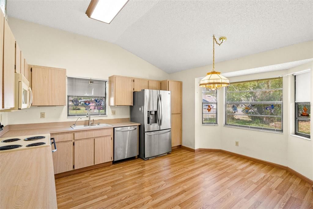 Activo con contrato: $229,000 (3 camas, 2 baños, 1630 Pies cuadrados)