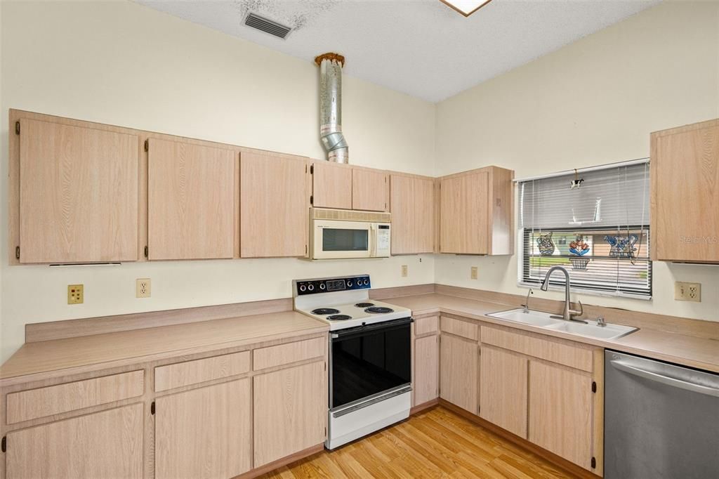 Activo con contrato: $229,000 (3 camas, 2 baños, 1630 Pies cuadrados)