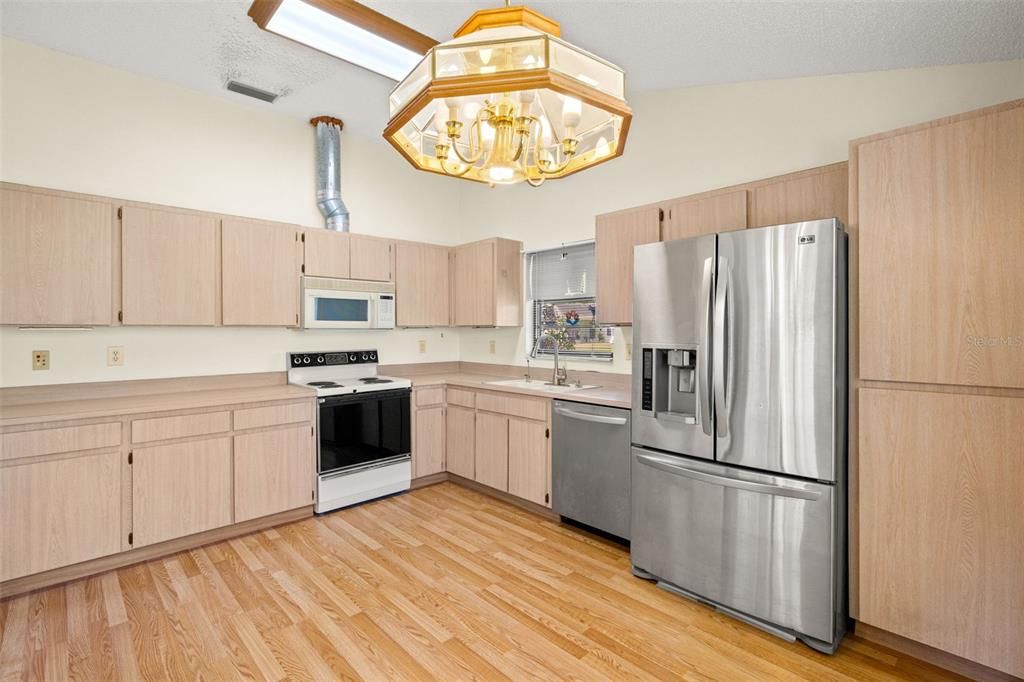 Activo con contrato: $229,000 (3 camas, 2 baños, 1630 Pies cuadrados)