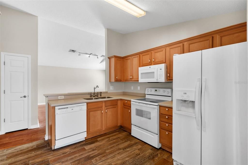 Active With Contract: $254,000 (3 beds, 2 baths, 1182 Square Feet)