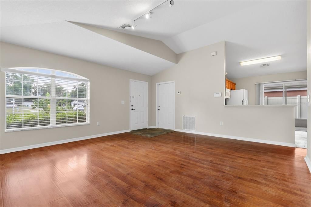 Active With Contract: $254,000 (3 beds, 2 baths, 1182 Square Feet)