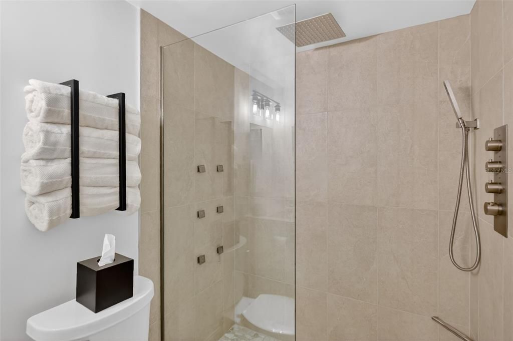 For Sale: $298,900 (2 beds, 2 baths, 1163 Square Feet)