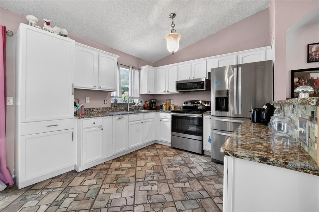 For Sale: $329,000 (3 beds, 2 baths, 1346 Square Feet)
