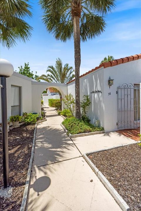 For Sale: $779,000 (2 beds, 2 baths, 1049 Square Feet)