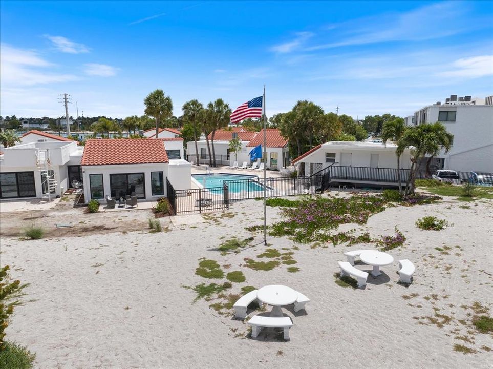 For Sale: $779,000 (2 beds, 2 baths, 1049 Square Feet)