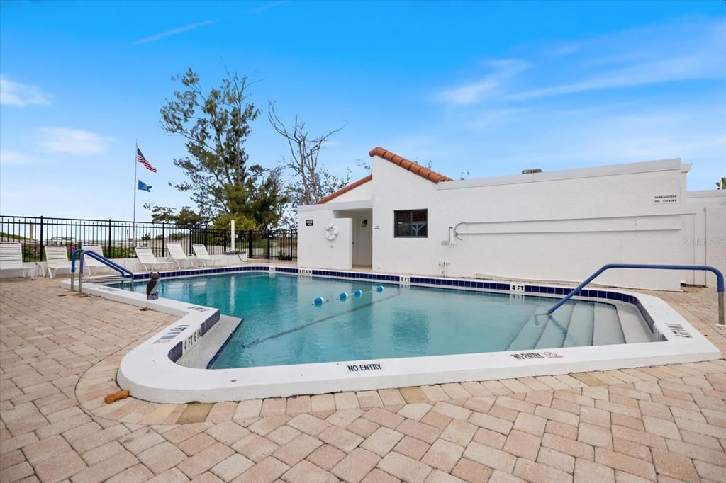 For Sale: $779,000 (2 beds, 2 baths, 1049 Square Feet)