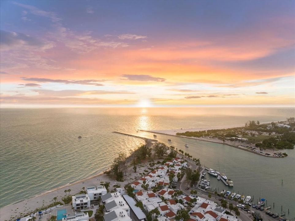 For Sale: $779,000 (2 beds, 2 baths, 1049 Square Feet)