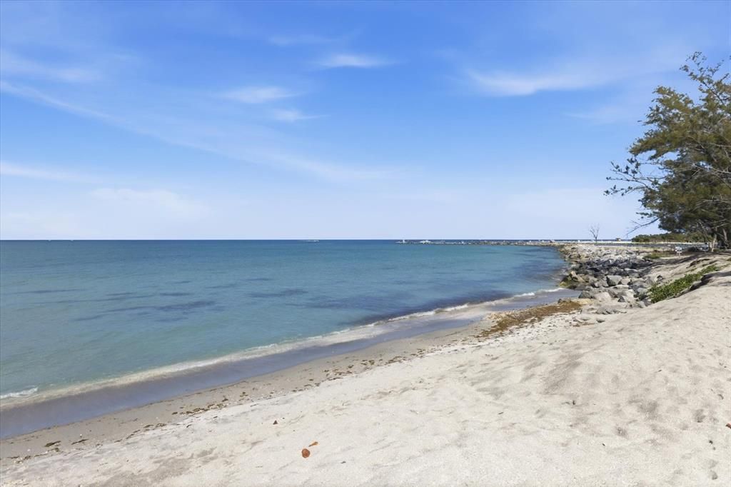 For Sale: $779,000 (2 beds, 2 baths, 1049 Square Feet)