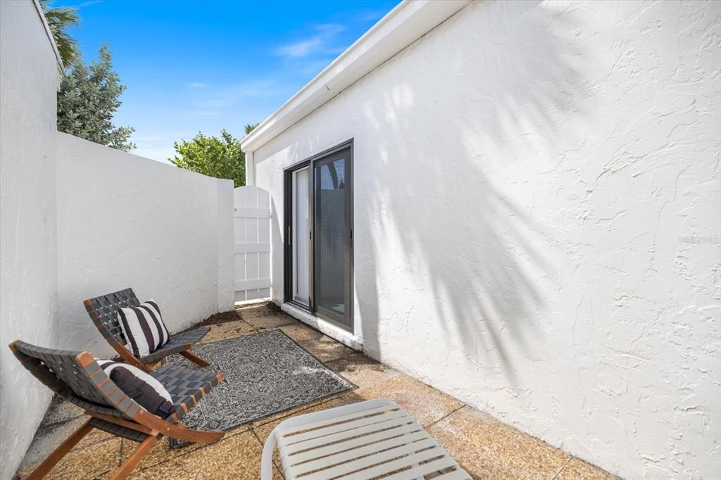 For Sale: $779,000 (2 beds, 2 baths, 1049 Square Feet)