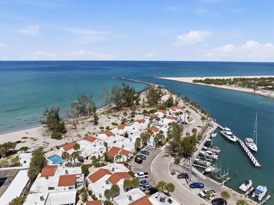 For Sale: $779,000 (2 beds, 2 baths, 1049 Square Feet)