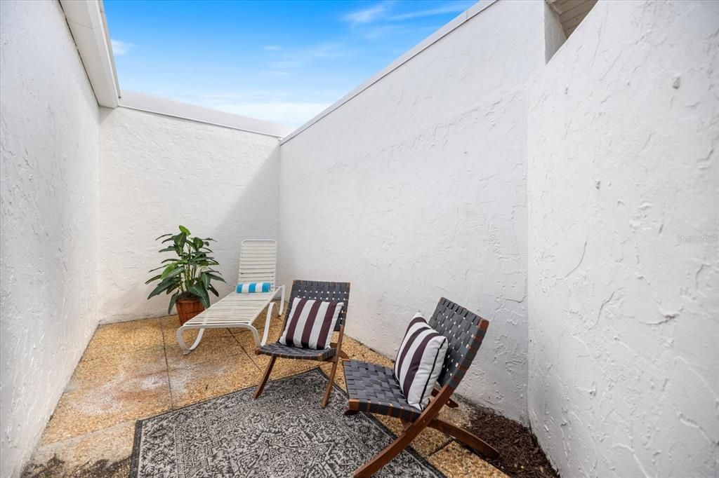 For Sale: $779,000 (2 beds, 2 baths, 1049 Square Feet)