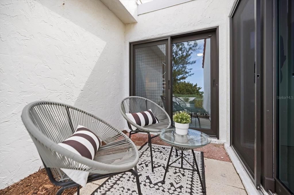 For Sale: $779,000 (2 beds, 2 baths, 1049 Square Feet)