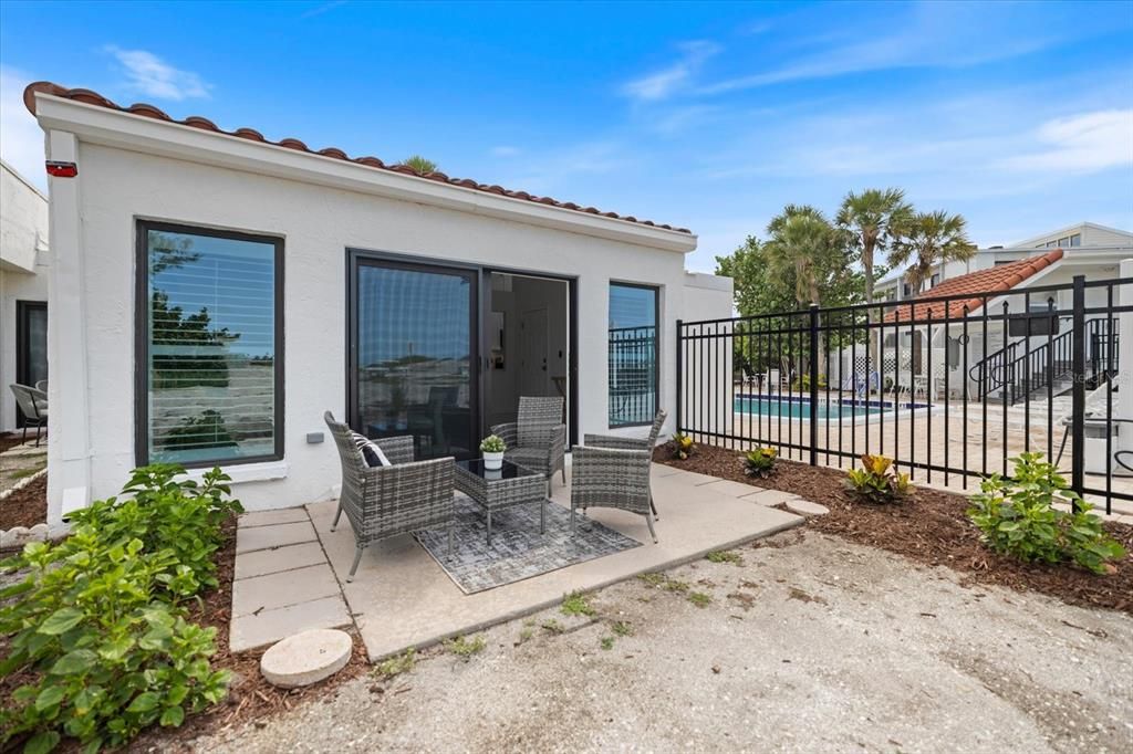 For Sale: $779,000 (2 beds, 2 baths, 1049 Square Feet)