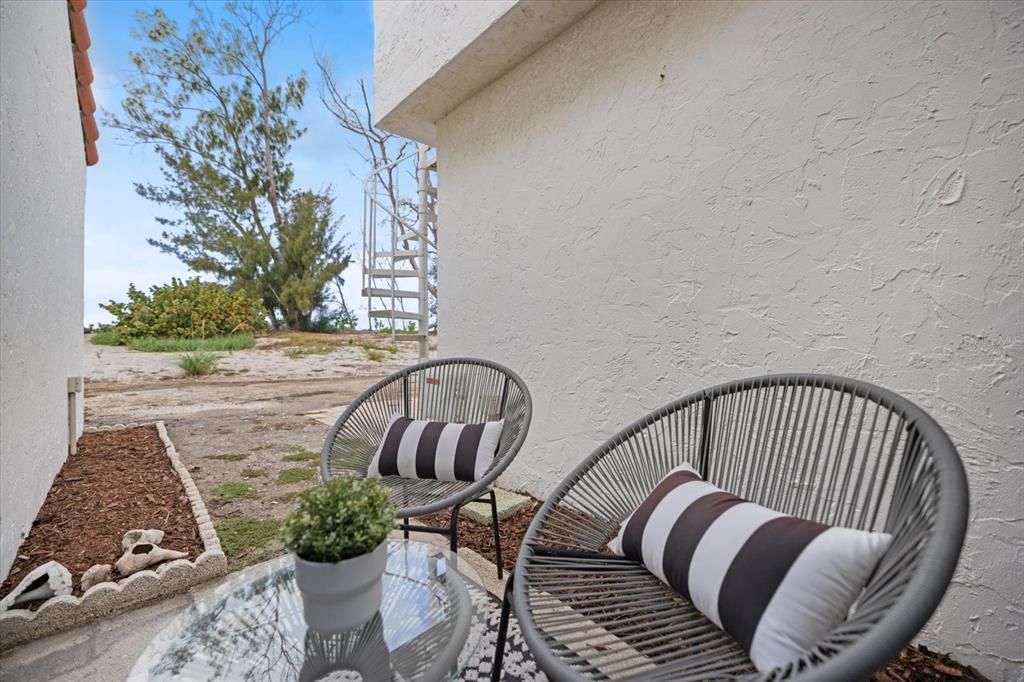 For Sale: $779,000 (2 beds, 2 baths, 1049 Square Feet)