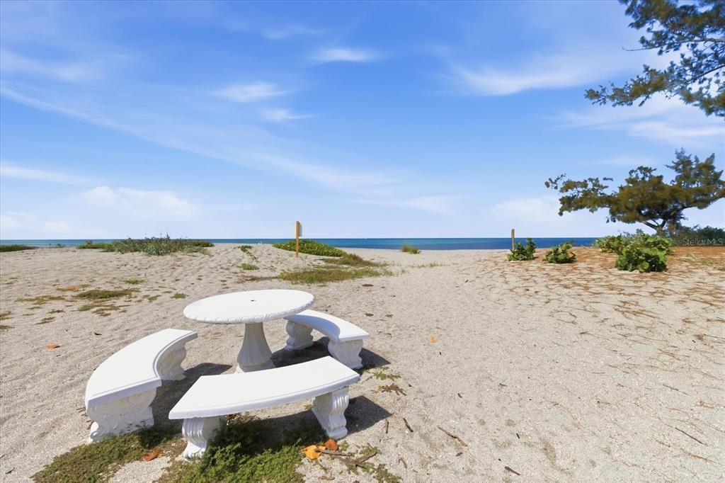 For Sale: $779,000 (2 beds, 2 baths, 1049 Square Feet)