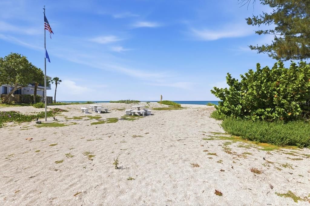 For Sale: $779,000 (2 beds, 2 baths, 1049 Square Feet)