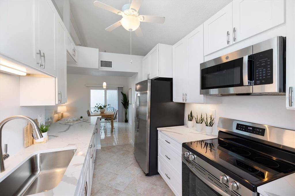 For Sale: $779,000 (2 beds, 2 baths, 1049 Square Feet)