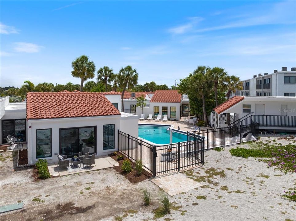 For Sale: $779,000 (2 beds, 2 baths, 1049 Square Feet)
