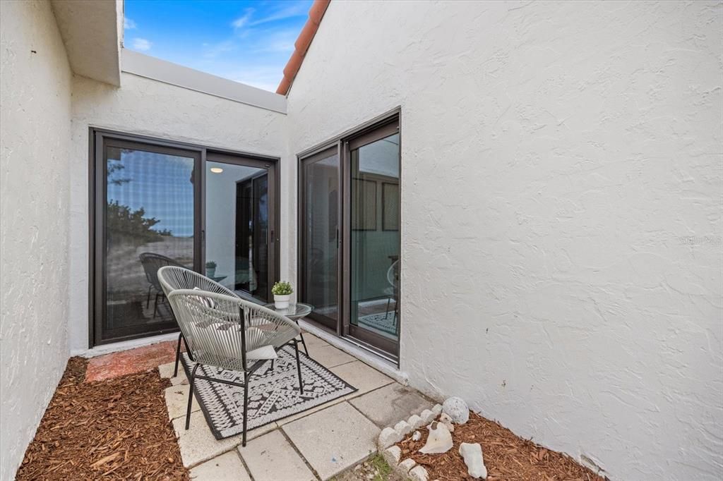 For Sale: $779,000 (2 beds, 2 baths, 1049 Square Feet)