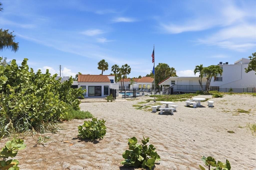 For Sale: $779,000 (2 beds, 2 baths, 1049 Square Feet)