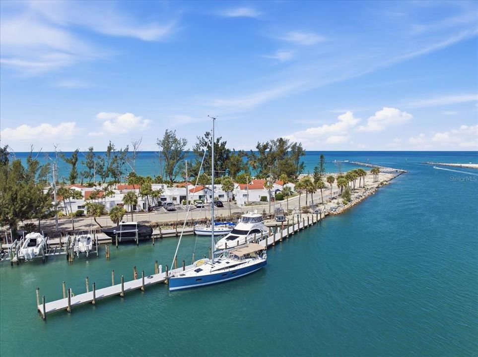 For Sale: $779,000 (2 beds, 2 baths, 1049 Square Feet)